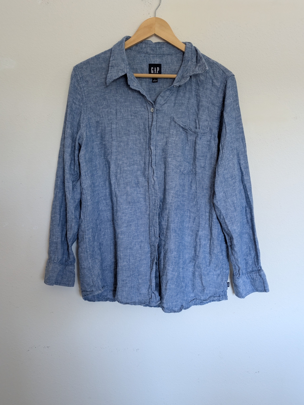 GAP Women’s Blue Linen-Blend Chambray Button-Up Shirt
